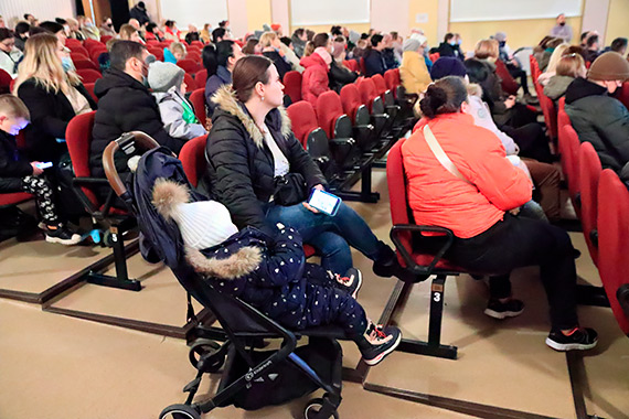 Prawie pena sala w MDK - u na spotkaniu przedstawicieli wadz miasta z uchodcami z Ukrainy. Zastpca prezydenta Pawe Sujka: Nie zostawimy Was bez dachu nad gow