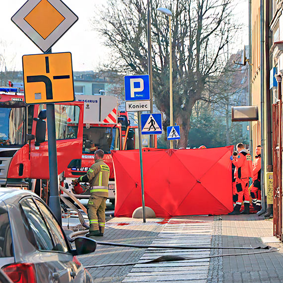 Tragiczny poar mieszkania w centrum winoujcia. Nie yje starszy mczyzna, w rodku znaleziono te martwe zwierzta. Zobacz film!