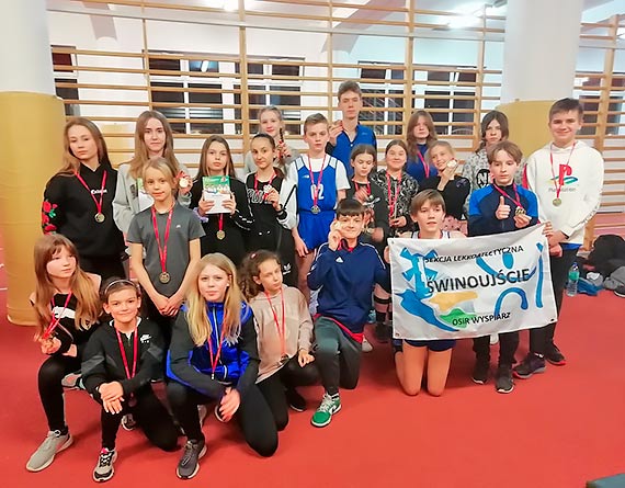 Zawodnicy Klubu Lekkoatletycznego OSiR „Wyspiarz” z medalami z Mistrzostw Województwa