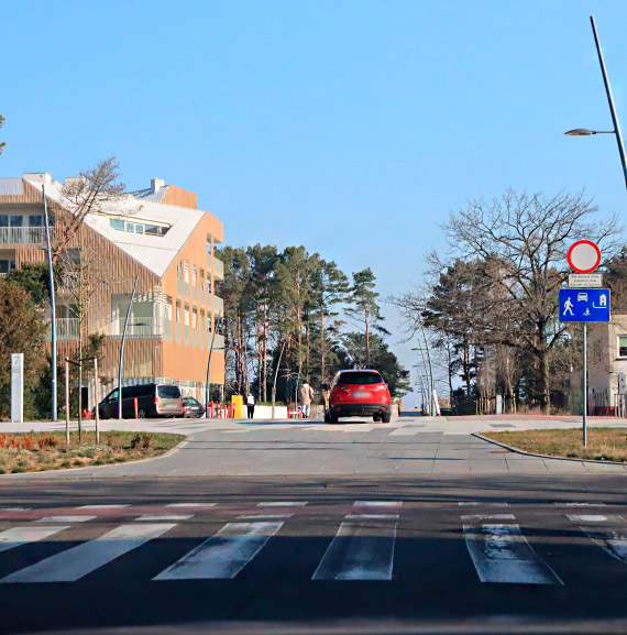 Mieszkaniec: Skandal! Zabezpieczenia nawierzchni na promenadzie to pic na wod!