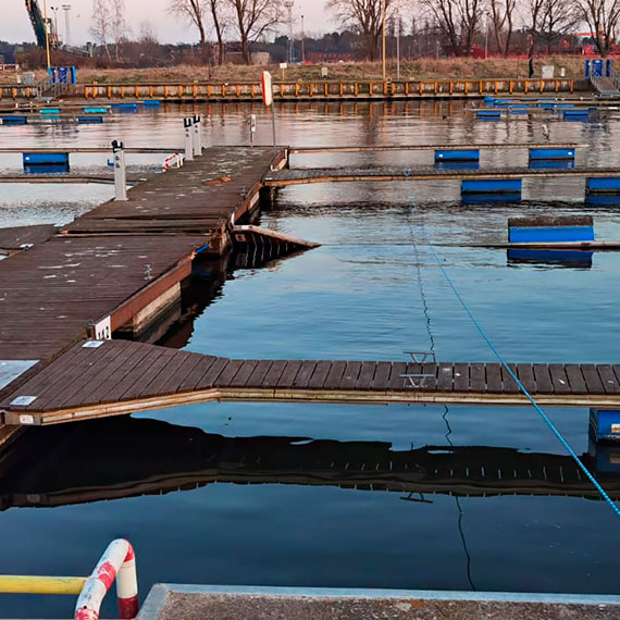 Zatopione pomosty znakiem rozpoznawczym winoujskiej mariny? Mieszkaniec: Tak witamy turystw?