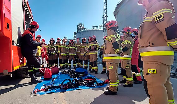 wiczenia wysokociowe na terenie budowy trzeciego zbiornika LNG