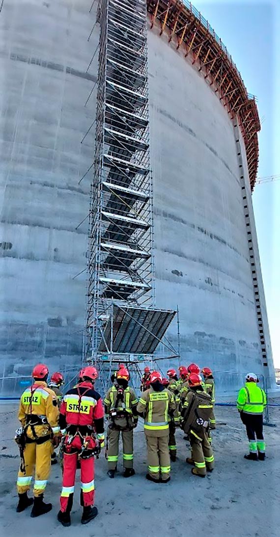 wiczenia wysokociowe na terenie budowy trzeciego zbiornika LNG