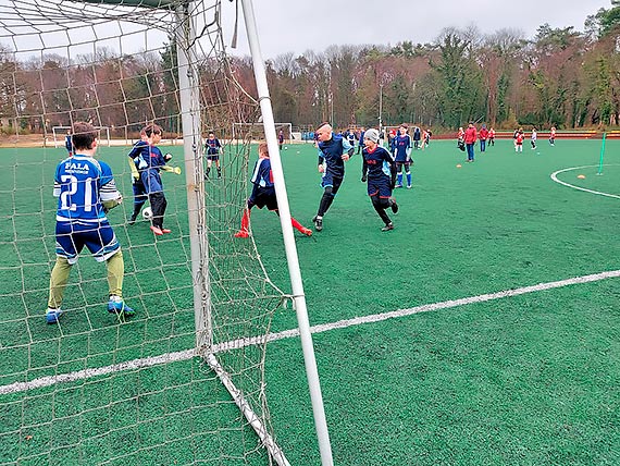 Piłkarskie zmagania świnoujskich Szkół Podstawowych w piłce nożnej dziewcząt i chłopców w ranach ID