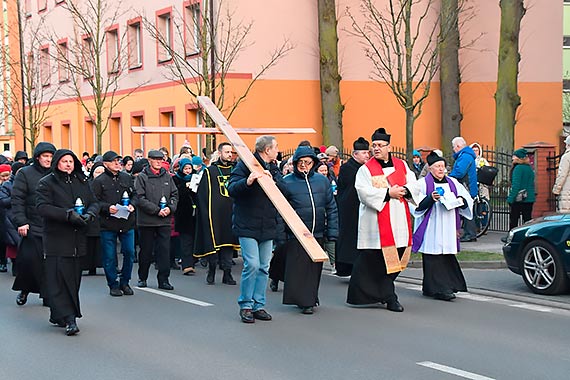 Ulicami miasta za krzyem. Na tydzie przed Wielkanoc ulicami winoujcia przeszli uczestnicy drogi krzyowej