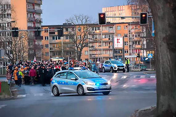 Ulicami miasta za krzyem. Na tydzie przed Wielkanoc ulicami winoujcia przeszli uczestnicy drogi krzyowej