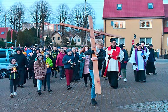 Ulicami miasta za krzyem. Na tydzie przed Wielkanoc ulicami winoujcia przeszli uczestnicy drogi krzyowej