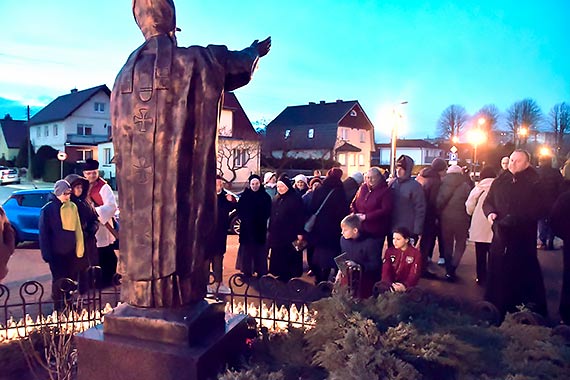 Ulicami miasta za krzyem. Na tydzie przed Wielkanoc ulicami winoujcia przeszli uczestnicy drogi krzyowej