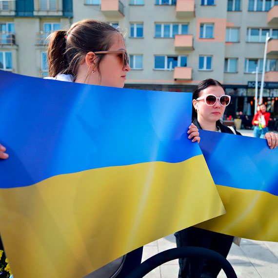 Protest przeciwko wojnie na Ukrainie niespodziewanie zmieni si w konflikt polsko - polski! Interweniowaa policja! Zobacz film!