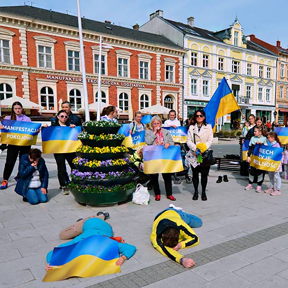 Protest przeciwko wojnie na Ukrainie niespodziewanie zmieni si w konflikt polsko - polski! Interweniowaa policja! Zobacz film!