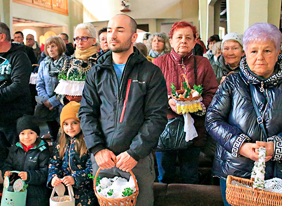 Mieszkacy tumnie ruszyli z koszyczkami ze wiconk