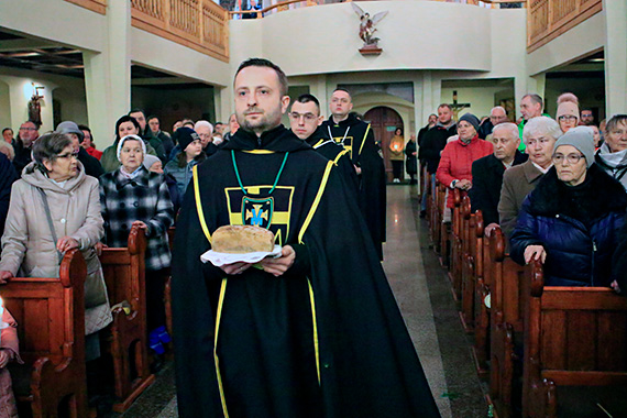 Pnym wieczorem z soboty na niedziel, Plac Kocielny rozwietliy migotliwe pomienie ogniska. Ognia pilnowa may straak.Tak powitano zwycizc mierci