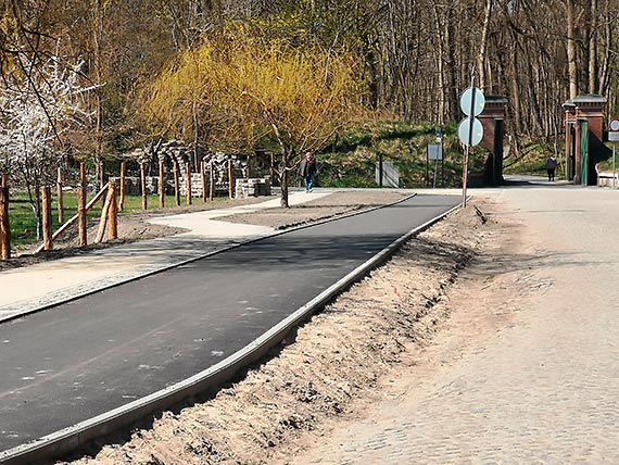 Na ulicy Jachtowej przybyy kolejne odcinki chodnika i cieki rowerowej