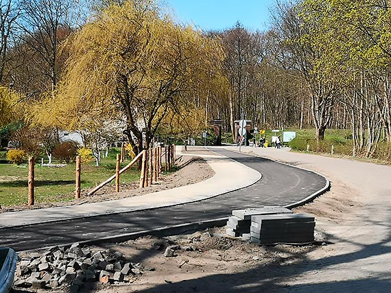 Na ulicy Jachtowej przybyy kolejne odcinki chodnika i cieki rowerowej