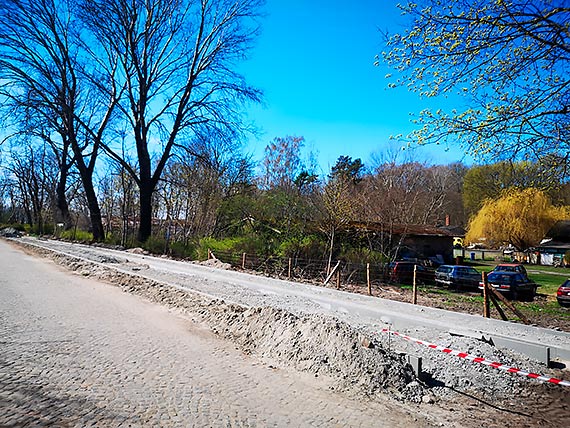 Na ulicy Jachtowej przybyy kolejne odcinki chodnika i cieki rowerowej