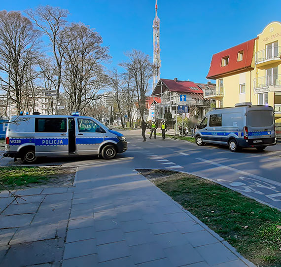 Jadca motocyklem kobieta wywrcia si, pojazd uderzy w lamp uliczn