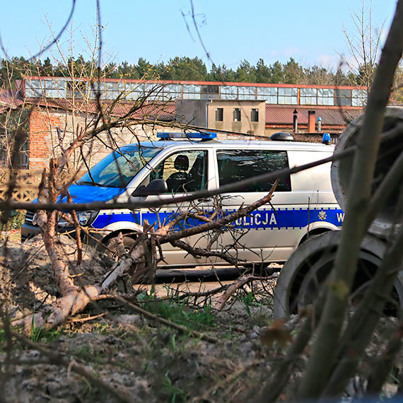 Policja pilnowaa miejsca w pobliu niewybuchu