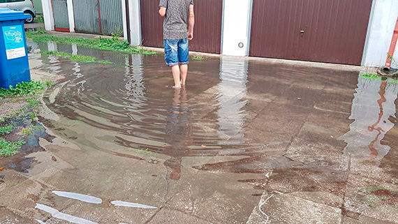 Powódź przy ulicy Hołdu Pruskiego! Od kilku lat woda zalewa mieszkańcom podwórko gdzie są garaże. Zobacz film!