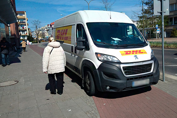 Mieszkaniec: Tak parkuje kurier w samym centrum miasta