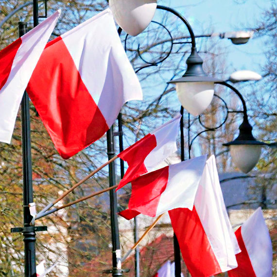 Ulice winoujcia udekorowane na Dzie Flagi i wito Narodowe Trzeciego Maja