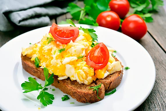 Niezbędny składnik porannego menu, czyli w jaki sposób zjeść jajko na śniadanie