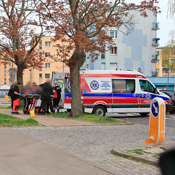 Mczyzna potrzebowa szybkiej pomocy