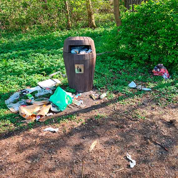 Mieszkaniec: Służby sprzątające miasto czekają aż śmieci same znikną? Zalegają już od kilku dni