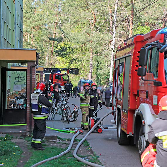 Poar mieszkania w bloku socjalnym na Warszowie! Ewakuowano 93 osoby, w tym 19 dzieci i 12 zwierzt domowych