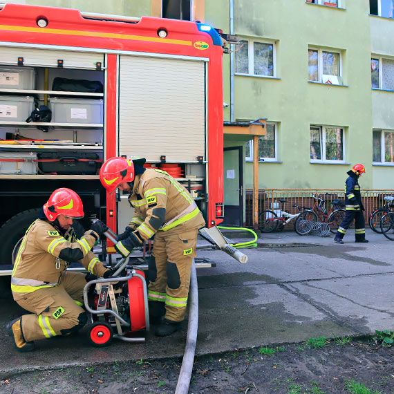 Poar mieszkania w bloku socjalnym na Warszowie! Ewakuowano 93 osoby, w tym 19 dzieci i 12 zwierzt domowych