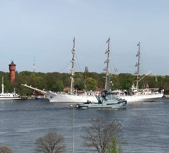 Następca słynnej „Białej fregaty” Dar Młodzieży zacumował we wtorek vis a vis Kapitanatu Portu w Świnoujściu