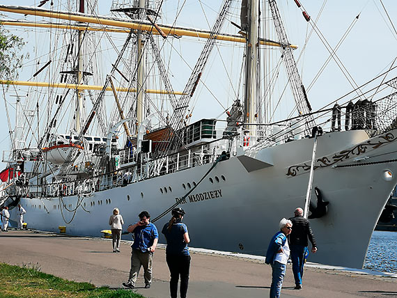Następca słynnej „Białej fregaty” Dar Młodzieży zacumował we wtorek vis a vis Kapitanatu Portu w Świnoujściu [2]