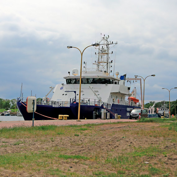 „Oceanograf”, statek naukowcw, zacumowa w winoujskiej marinie