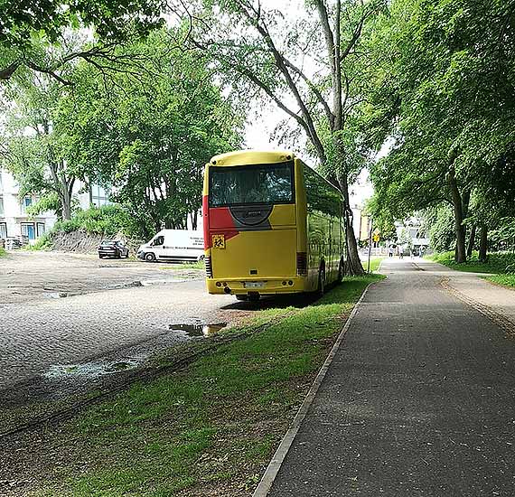 Mieszkaniec - Autobus najecha na nowe pobocze!