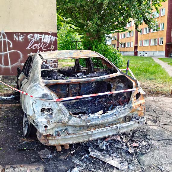 Nocny poar auta. Osobowy mercedes spon doszcztnie!