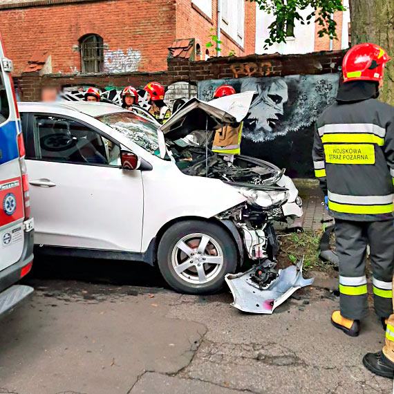 Samochd uderzy w drzewo. Poszkodowan osob zabra migowiec LPR