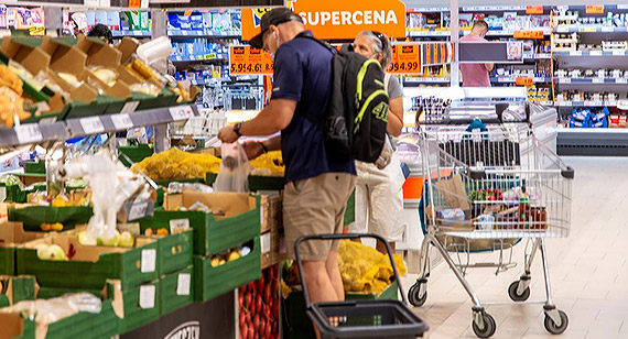 Fatalne skutki inflacji. Blisko 80 proc. Polakw szuka w sklepach taszych produktw lub zamiennikw