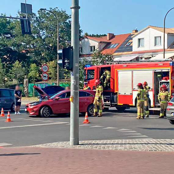 Zderzenie dwch aut na skrzyowaniu. Kobieta trafia do szpitala