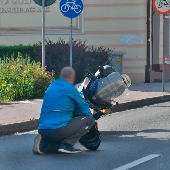 Motocyklista przewrci si na ulicy