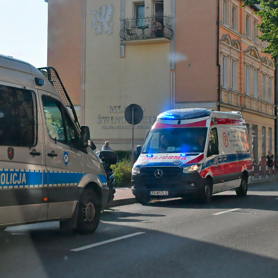 Motocyklista przewrci si na ulicy