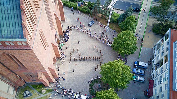 W godzinę „W” znak Polski Walczącej przed katedrą w Szczecinie