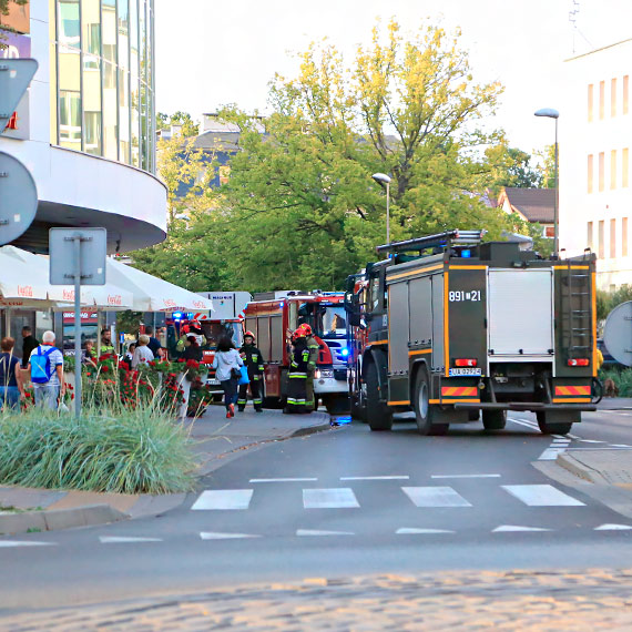 Cała ulica Dąbrowskiego zajęta przez wozy strażackie. W galerii Corso włączył się alarm