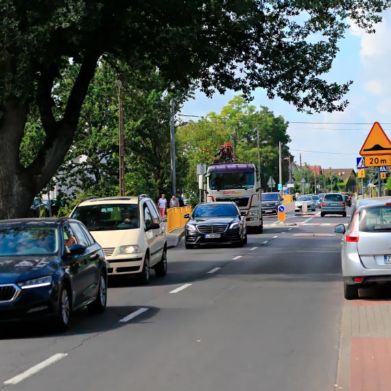 Koszmar kierowców na ulicy Szkolnej. Przez zamkniętą ulicę Grunwaldzką tworzą się mega korki, a wystarczy tak niewiele