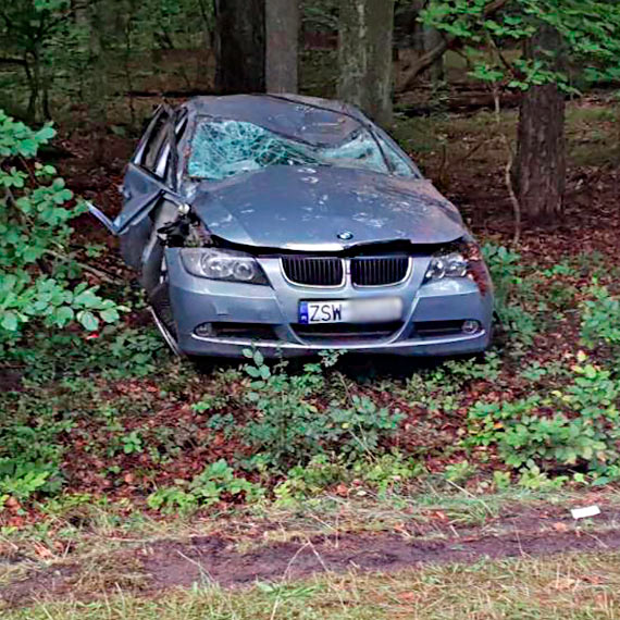 Nocny wypadek na drodze z Midzyzdrojw do Wiseki. BMW na winoujskich numerach rejestracyjnych dachowao, kierowca w szpitalu