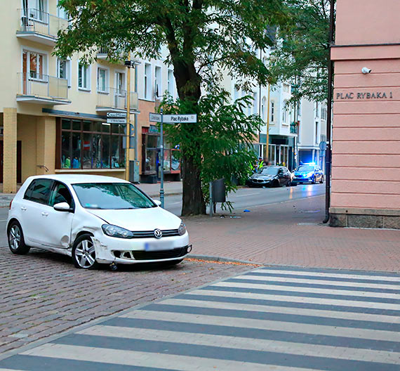 Zderzenie dwch osobwek koo muzeum. BMW na niemieckich numerach rejestracyjnych zostao bez przedniego koa