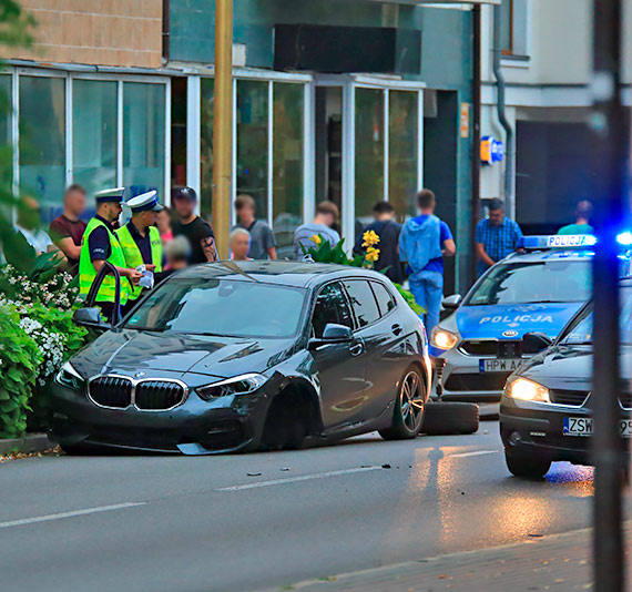 Zderzenie dwch osobwek koo muzeum. BMW na niemieckich numerach rejestracyjnych zostao bez przedniego koa