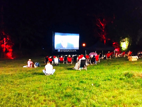 Bez coli i popcornu ale za to pod chmurk. W te wakacje w parku odbywao si kino na leakach