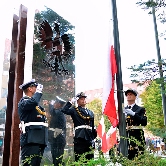 winoujcie oddao hod bohaterom i ofiarom II wojny wiatowej