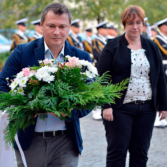 winoujcie oddao hod bohaterom i ofiarom II wojny wiatowej