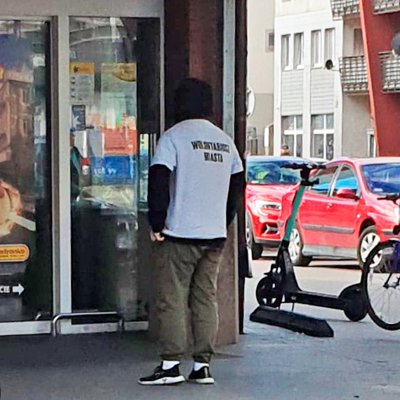 Faszywy „wolontariusz miasta” czatuje przed jednym ze sklepw