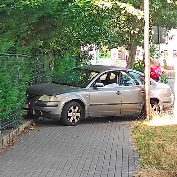 Było blisko tragedii na Piastowskiej. Kierowca volkswagena nie wyrobił na zakręcie, wjechał na chodnik i uderzył w ogrodzenie